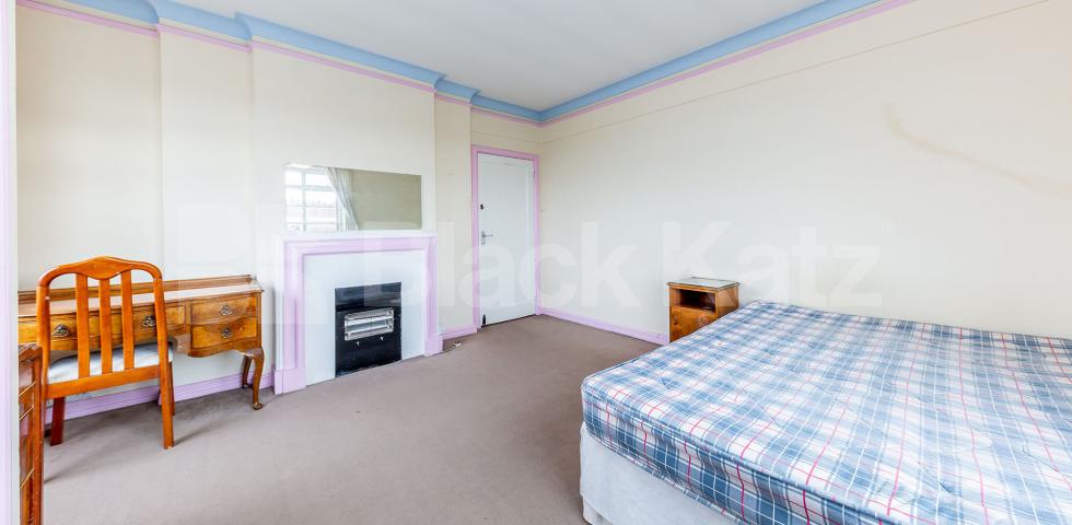 			LARGE 3 / 4 BED! , 4 Bedroom, 1 bath, 1 reception Flat			 Park Road, BAKER STREET